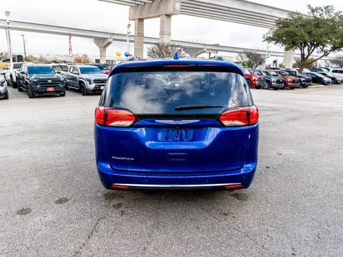 Used 2020 Chrysler Pacifica Touring-L image 8