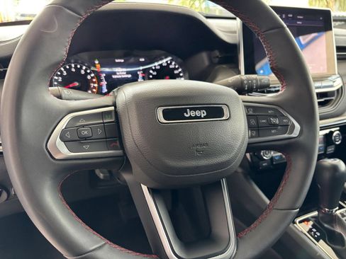 Used 2025 Jeep Compass Trailhawk AWD/4WD image 28