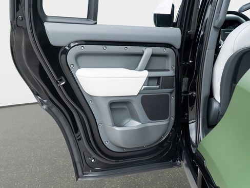 New 2025 Land Rover Defender 110 X-Dynamic SE image 27