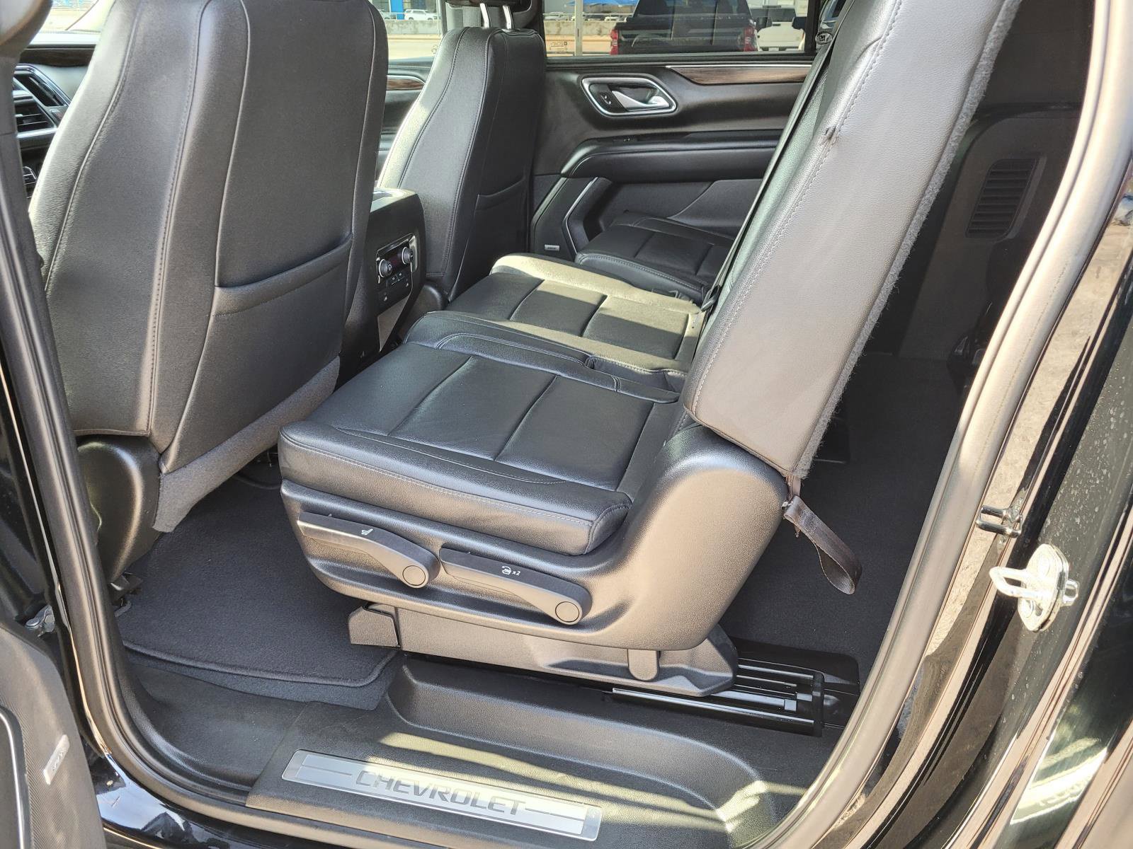 Used 2022 Chevrolet Suburban LT RWD image 3