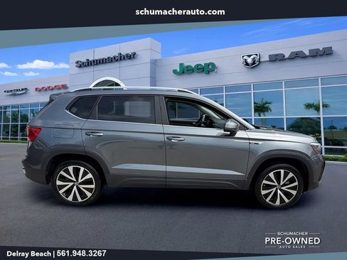 Used 2023 Volkswagen Taos SE w/ Panoramic Sunroof Package FWD image 8