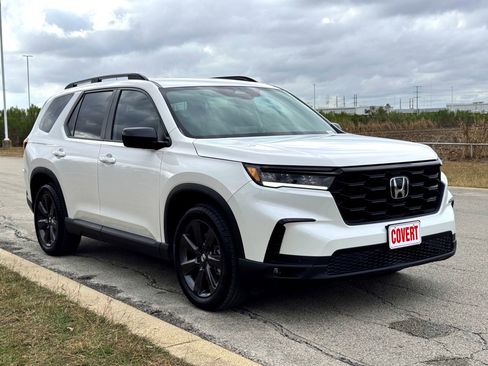 Used 2025 Honda Pilot Sport image 4