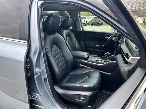 Used 2023 Toyota Highlander XLE image 11