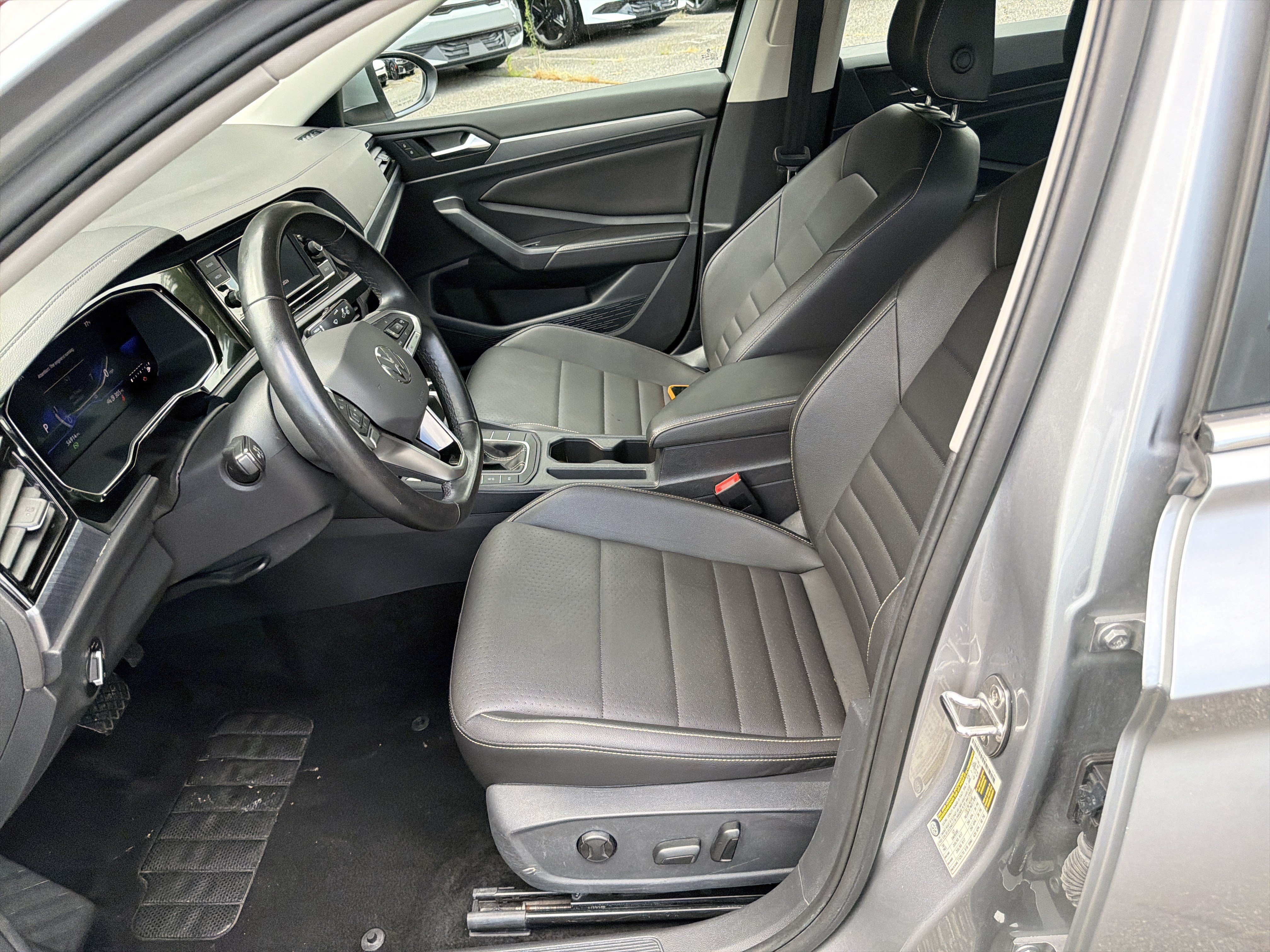Used 2024 Volkswagen Jetta SE FWD image 9