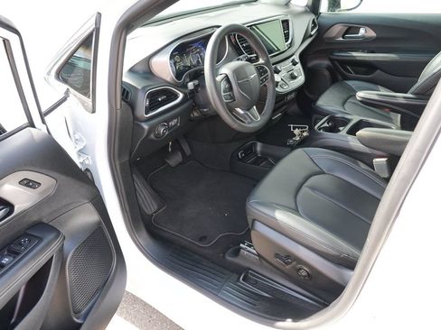 Used 2025 Chrysler Pacifica Select FWD image 12