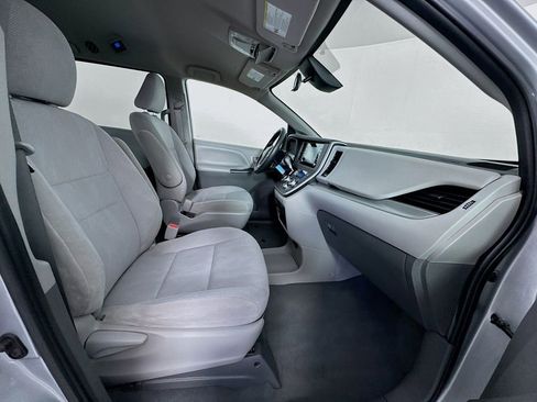 Used 2020 Toyota Sienna L image 27