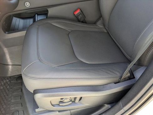 New 2025 Land Rover Defender 110 X-Dynamic SE image 4