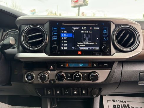 Used 2016 Toyota Tacoma Limited image 19