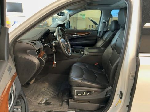 Used 2019 Cadillac Escalade ESV Premium Luxury image 8