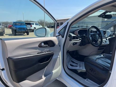 Used 2018 Chrysler Pacifica Touring-L Plus FWD image 9