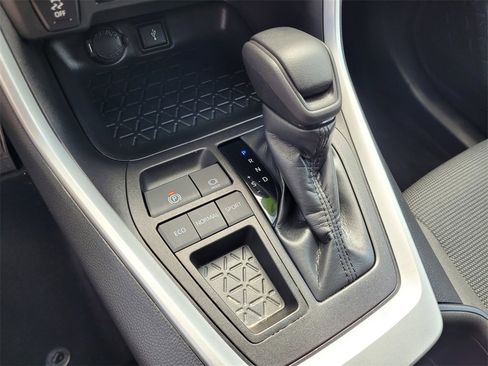 Used 2022 Toyota RAV4 LE image 16