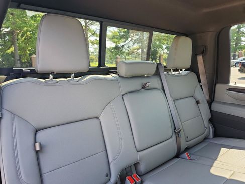 Used 2025 GMC Sierra 2500 SLT w/ SLT Premium Package AWD/4WD image 10