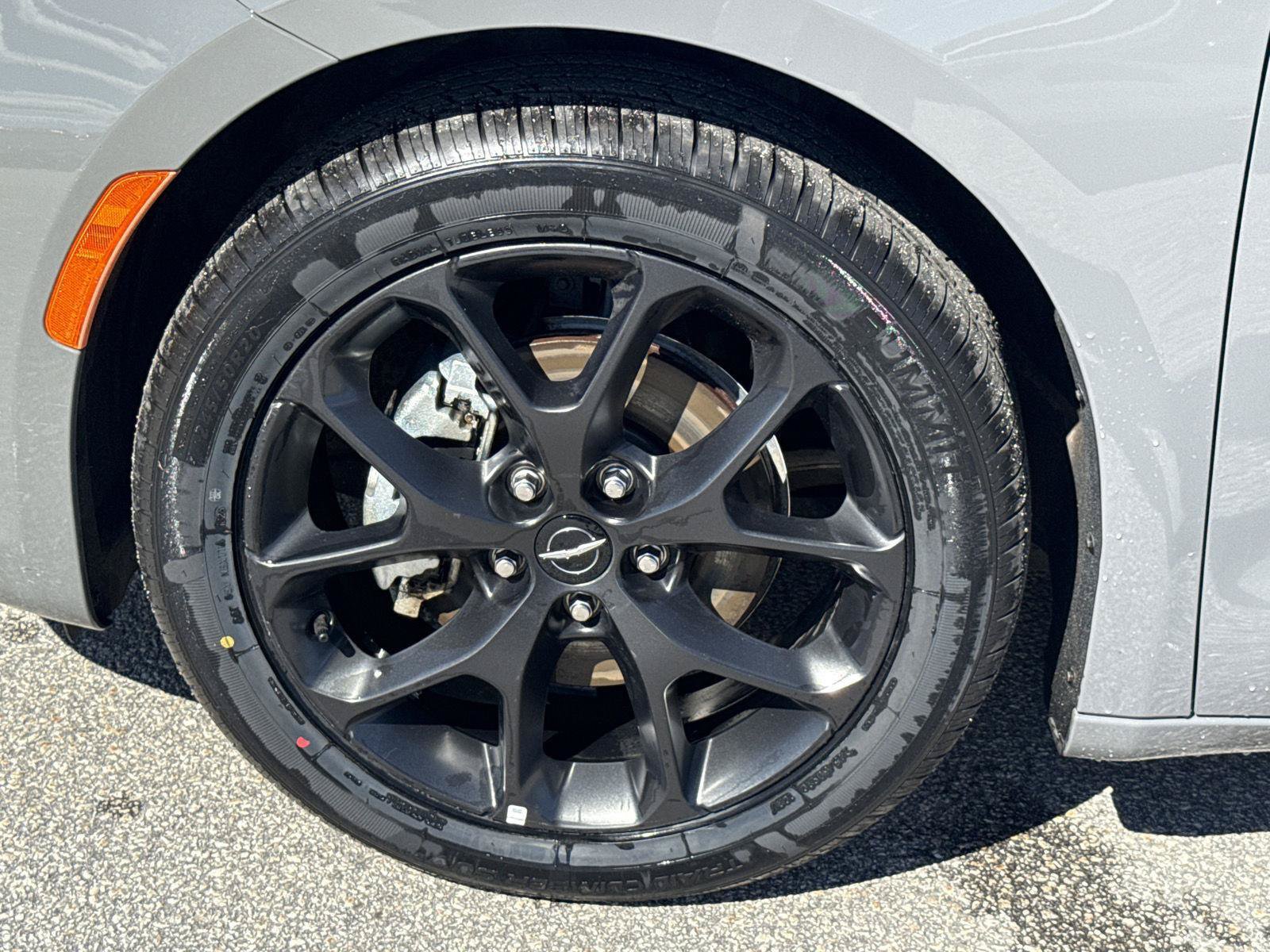 Used 2025 Chrysler Pacifica Limited FWD image 5