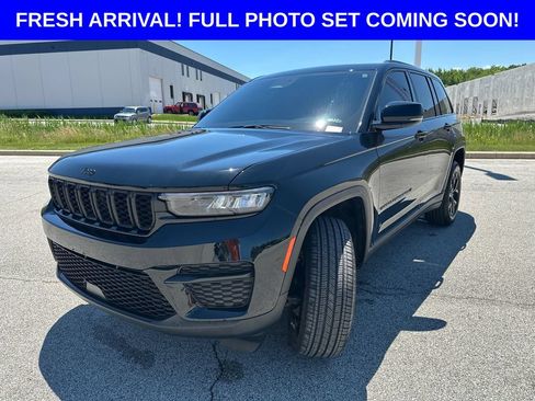 Used 2024 Jeep Grand Cherokee Altitude AWD/4WD image 8