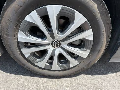 Used 2020 Toyota Prius LE AWD/4WD image 9