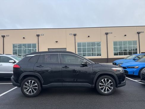 Used 2022 Toyota Corolla Cross XLE image 2
