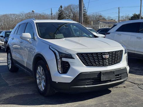 Certified 2022 Cadillac XT4 Luxury w/ Cold Weather Package image 4