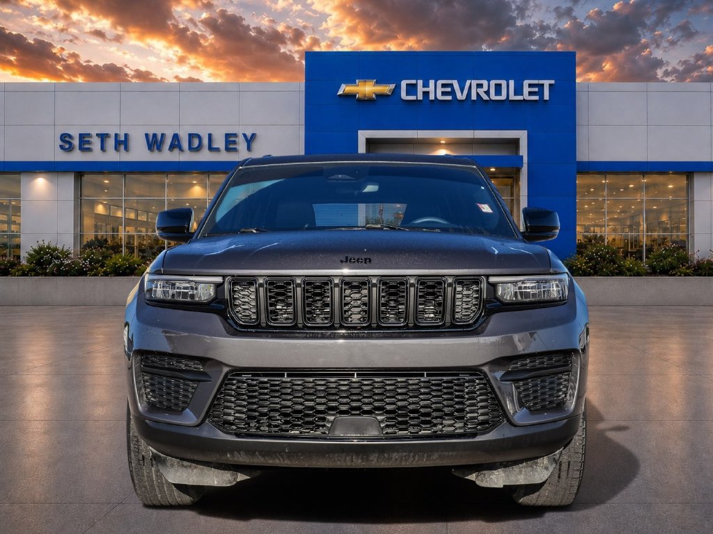 Used 2024 Jeep Grand Cherokee Altitude RWD image 2
