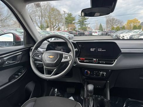 Used 2025 Chevrolet TrailBlazer LT AWD/4WD image 18