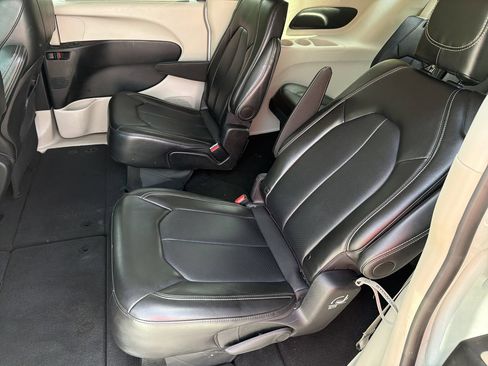 Used 2024 Chrysler Pacifica Touring-L FWD image 18