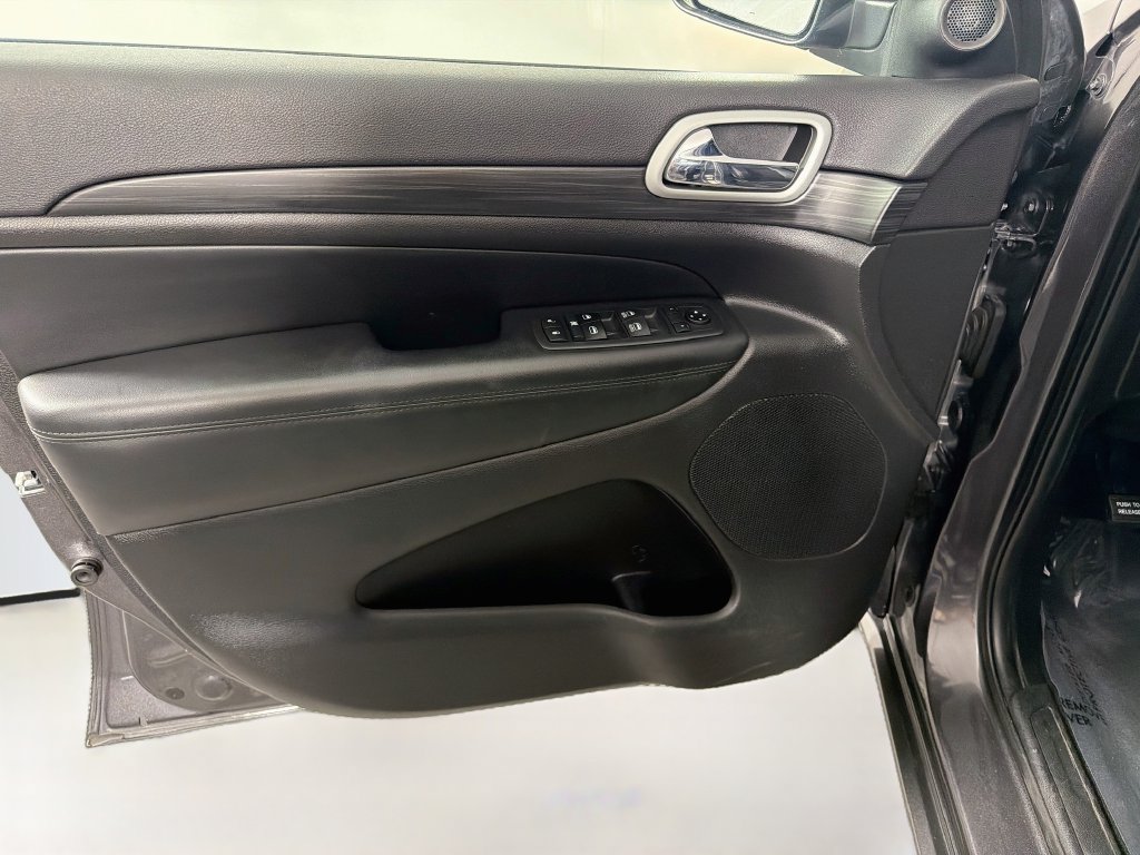 Used 2021 Jeep Grand Cherokee Laredo X AWD/4WD image 18