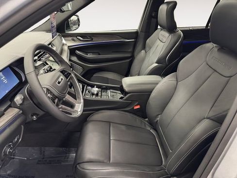 New 2025 Jeep Grand Cherokee Overland w/ Luxury Tech Group IV AWD/4WD image 9