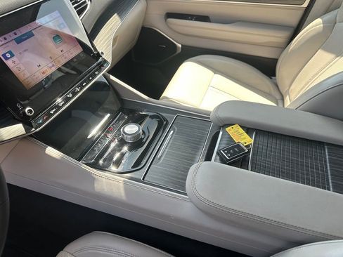 Used 2024 Jeep Wagoneer L Series II w/ Flexible Seating Group image 18