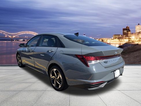 Used 2023 Hyundai Elantra SEL w/ Convenience Package FWD image 3