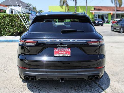 Used 2023 Porsche Cayenne Platinum Edition image 4