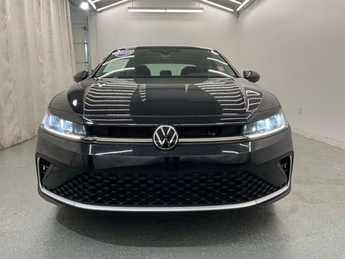 Used 2025 Volkswagen Jetta SE FWD image 3