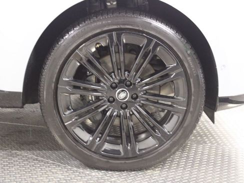 Used 2025 Land Rover Range Rover SE image 11