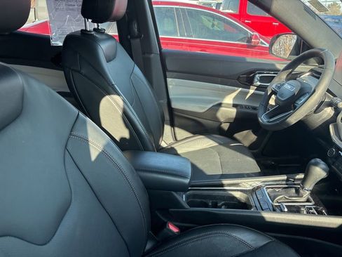 Used 2023 Jeep Compass Limited image 13