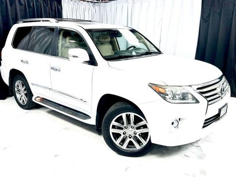 Used 2013 Lexus LX 570 4WD w/ Luxury Pkg image 4