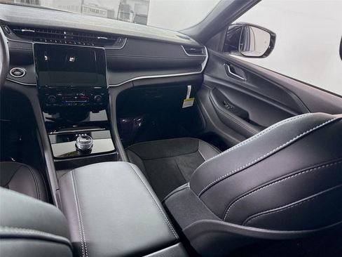 New 2025 Jeep Grand Cherokee Altitude image 17