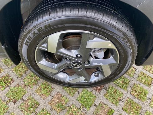 Used 2025 Hyundai Venue Limited FWD image 9