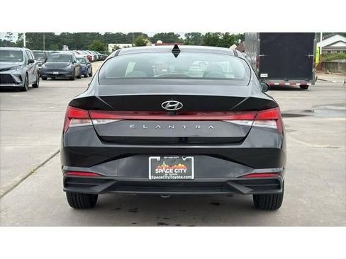 Used 2023 Hyundai Elantra SEL FWD image 5