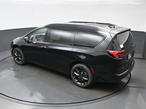 New 2027 Chrysler Pacifica Limited AWD/4WD image 23
