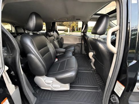 Used 2020 Toyota Sienna XLE w/ XLE Navigation Package FWD image 14
