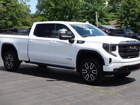 Used 2024 GMC Sierra 1500 AT4 w/ Technology Package AWD/4WD image 4