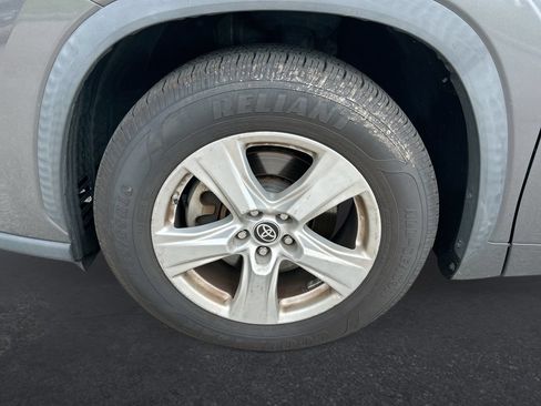 Used 2022 Toyota Highlander L FWD image 2