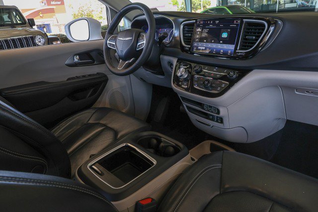Used 2022 Chrysler Pacifica Touring-L FWD image 38