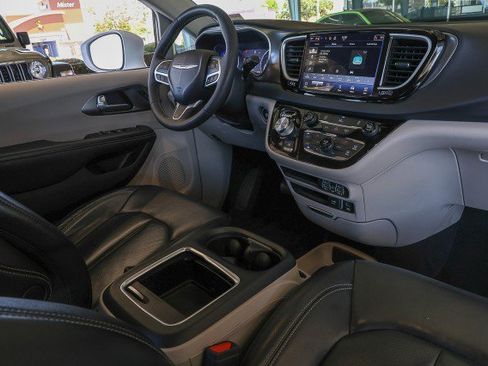 Used 2022 Chrysler Pacifica Touring-L FWD image 38