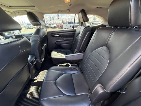 Used 2020 Toyota Highlander XLE image 14