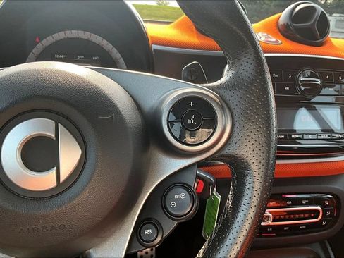 Used 2016 smart fortwo passion RWD image 17