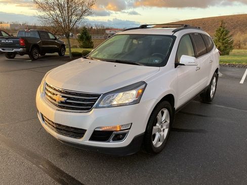 Used 2017 Chevrolet Traverse LT w/ Style and Technology Package image 3