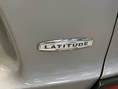 Used 2019 Jeep Cherokee Latitude w/ Popular Appearance Group FWD image 24