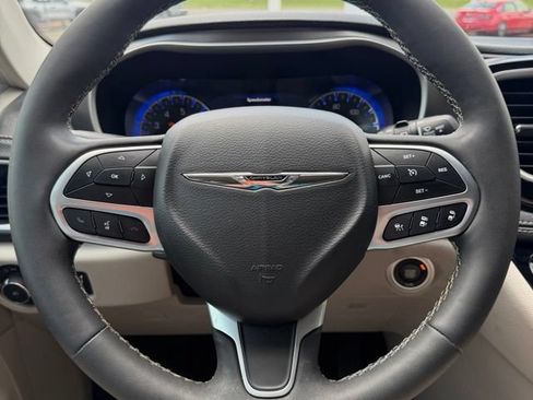 Used 2023 Chrysler Pacifica Touring-L AWD/4WD image 19