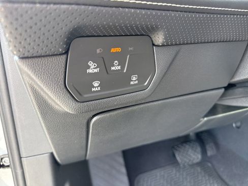 Certified 2024 Volkswagen Atlas Cross Sport SE AWD/4WD image 18
