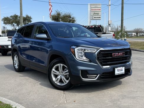 Used 2024 GMC Terrain SLE image 2