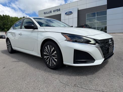 Used 2024 Nissan Altima 2.5 SV FWD image 3